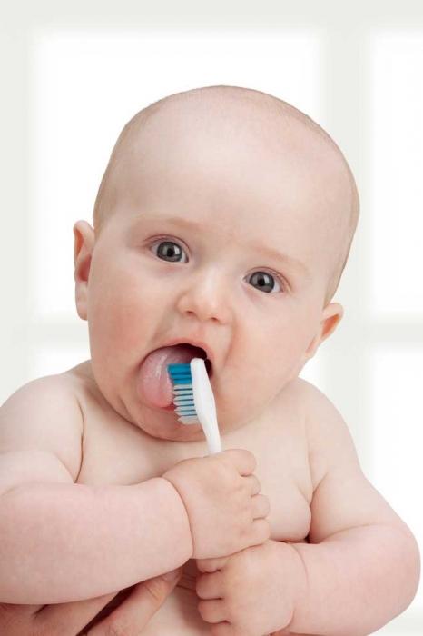 Kad bērnam parādās pirmais zobs? Simptomi un palīdzība mazulim